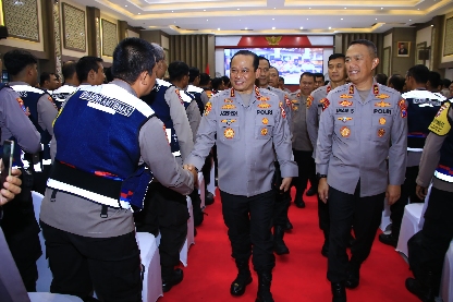 Kaos NCS Irjen Pol Asep Edi Suheri Didampingi Kapolda Jatim Irjen Pol Drs Imam Sugianto, MSi