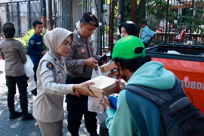 Bid Humas Polda Jatim Saat Menggelar Jum'at Berkah