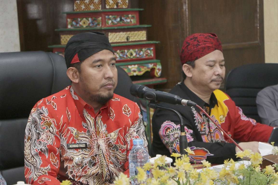 Bupati Sumenep Achmad Fauzi Wongsojudo Bersama Kepala Bappeda Arif Firmanto di Acara FGD Kemiskinan, Kamis (01/08/2024)