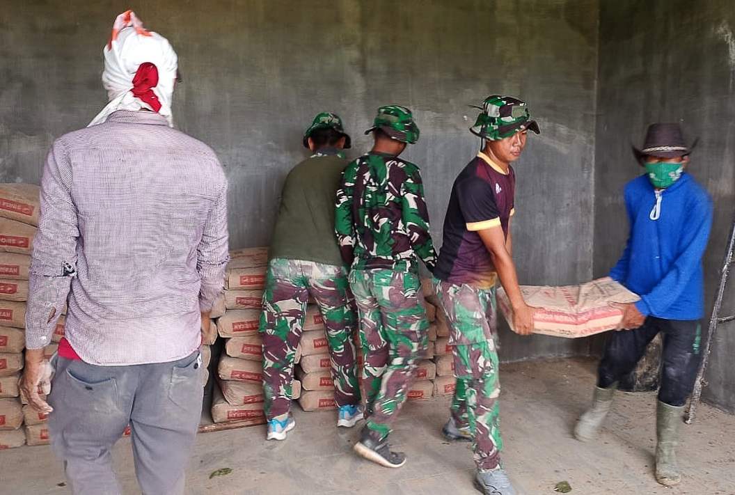 Warga Berama TNI Mengangkat Material Semen TMMD ke 121 Kodim 0827/Sumenep. Kamis (01/08/2024)