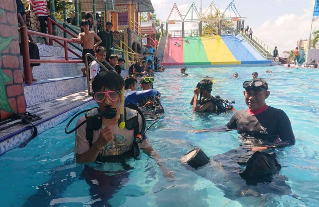 Para Peserta Jambore Pramuka Sumenep 2024 Mengikuti Kegiatan Menyelam di Kolam Renang Boekit Tawaf Pagar Batu Bluto Sumenep, Jum'at (02/08/2024)