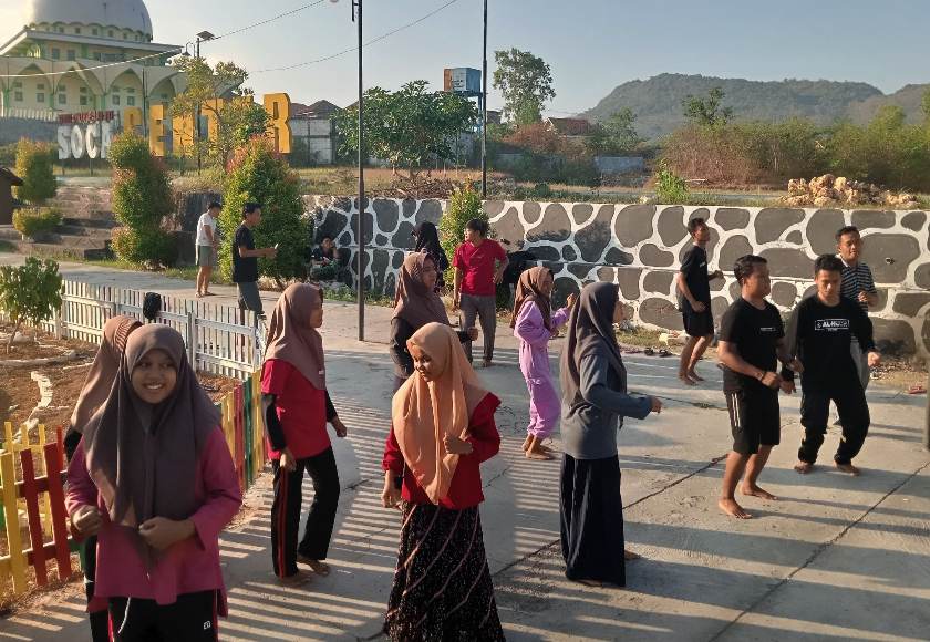 Suasana Olahraga Senam Bersama Antara KKN Posko 22 STKIP PGRI Sumenep dengan Pemuda Padepokan Pangkalan Pemuda Bertempat Balai Desa Soca Center Desa Waru Barat Kecamatan Waru, Kabupaten Pamekasan, Ahad (04/08/2024)