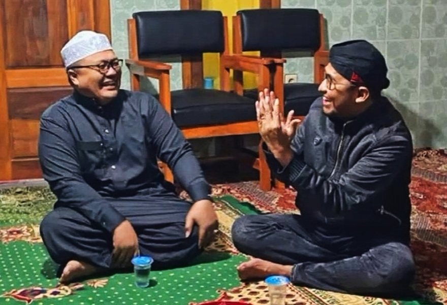 Bupati Sumenep Dr. H. Achmad Fauzi Wongsojudo, SH, MH Bersama Ketua Baitul Muslimin Indonesia (Bamusi) Sumenep yang Juga Pengasuh Ponpes Hidayatul Ulum Gadu Barat Kecamatan Ganding KH. Qusyairi Zeini pada Suatu Momen