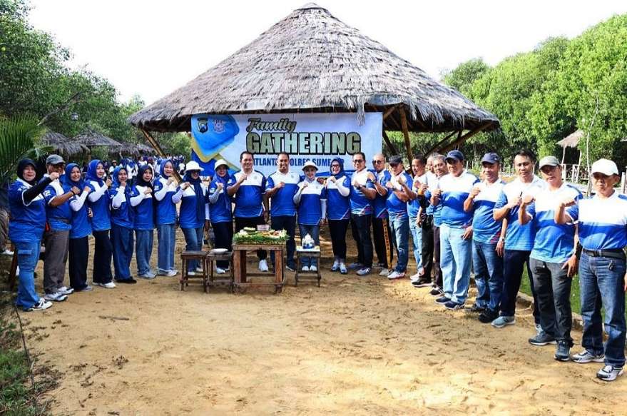 Foto Bersama Kapolres Beserta Ketua Cabang Bhayangkari Bersama PJU dan Perwira Serta Anggota Satlantas Polres Sumenep