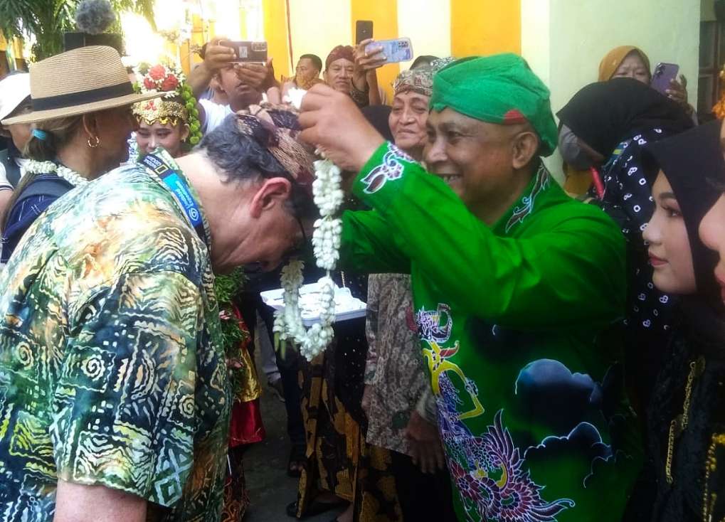 Dengan Keramahan Kadisbudporapar Sumenep Moh. Iksan SPd MT Saat Menyambut Wisatawan Mancanegara