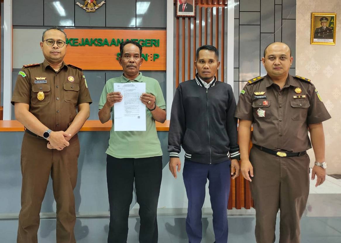 Kajari Sumenep Didampingi Kasi Pidum Saat Di Acara Restoratif Justice Kasus Kades Jukong-Jukong Kecamatan Kangayan Pulau Kangean