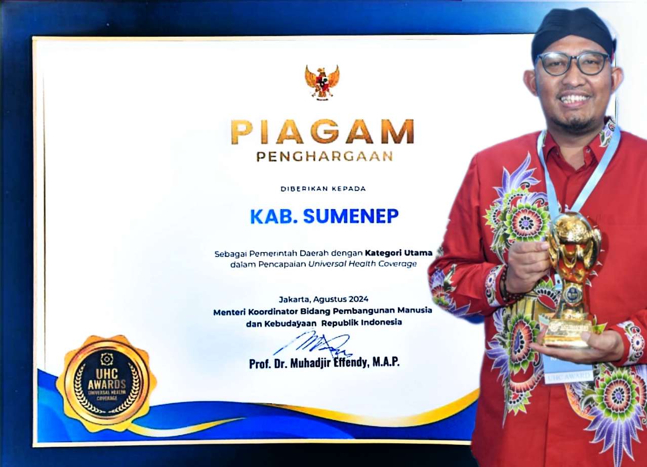 Bupati Sumenep Bersama Tropy dan Piagam Penghargaan dari Menko PMK RI