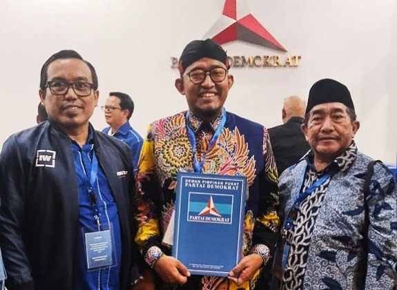 Ketua DPC Partai Demokrat Sumenep Saat Mendampingi Bupati Achmad Fauzi Wongsojudo dan KH. Imam Hasyim Saat Menerima Surat Rekomendasi dari DPP Partai Demokrat 