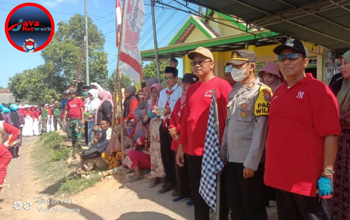 Kades Pakondang Lepas Lomba Gerak Jalan, Meriahkan HUT RI ke-79. Sabtu (10/08/2024)