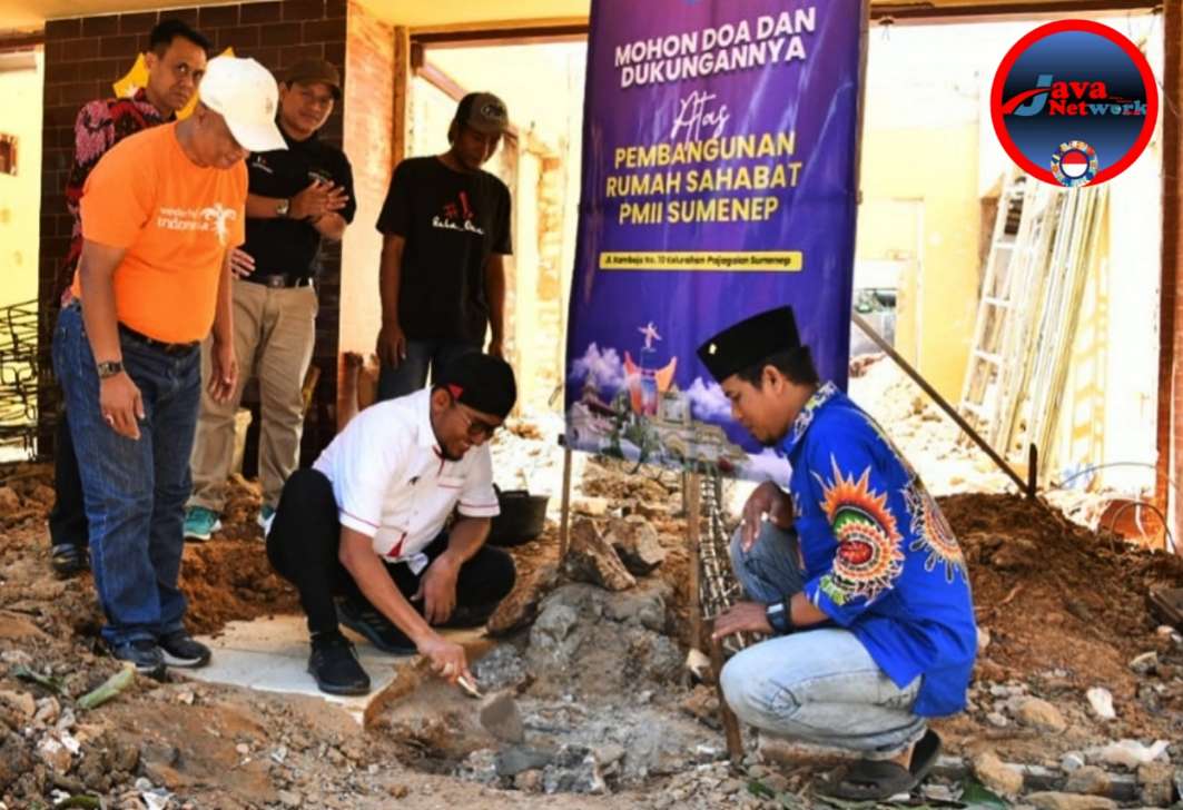 Bupati Achmad Fauzi Wongsojudo didampingi Ketua IKA PMII Sumenep Hairullah, SHi Saat Peletakan Batu Pertama Pembangunan Rumah Sahabat PMII Sumenep, Minggu (11/08/2024)