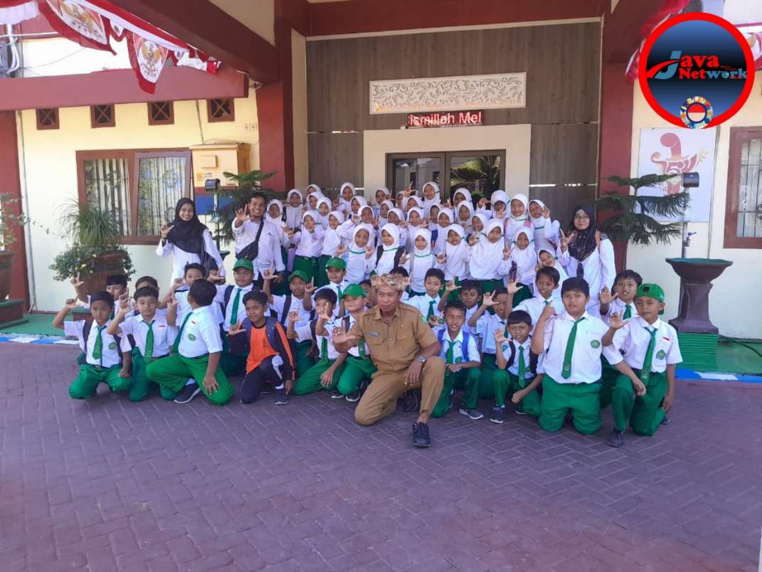 Foto Bersama Siswa-Siswi MIN Tarate Sumenep Usai Mengunjungi Dinas Perpustakaan dan Kearsipan Sumenep, Senin (12/08/2024)