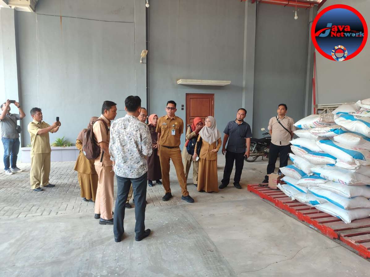 Asisten II Bersama Tim KP3 Monev Sumenep ke Distributor dan Penyangga pupuk, Pastikan Ketersediaan Pupuk Bersubsidi Aman