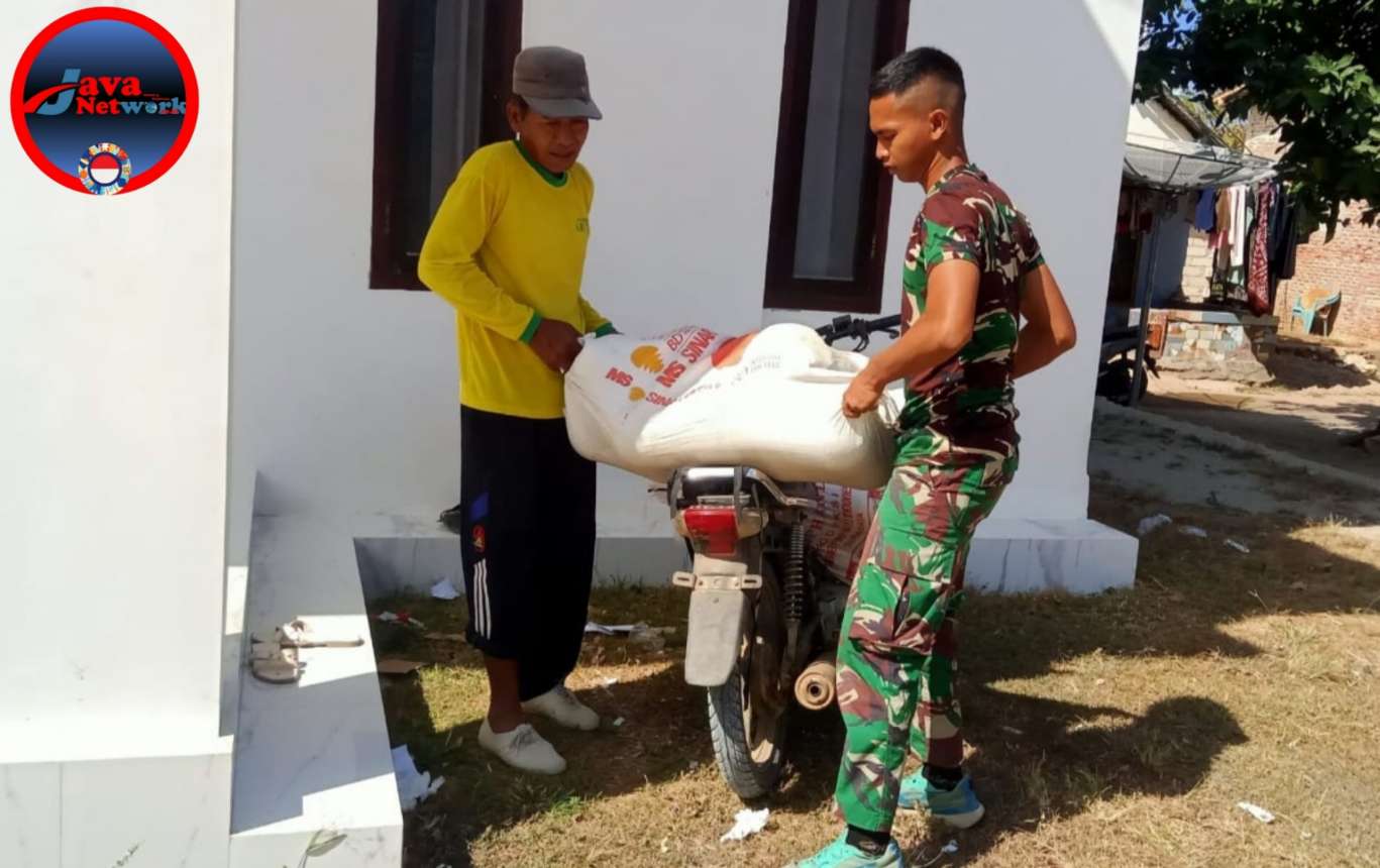 Kedekatan Satgas TMMD ke 121 Bantu Warga Angkat Buah Melon Untuk di Jual ke Pasar