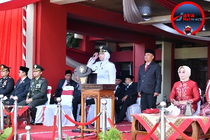 Wabup Sumenep Hj Dewi Khalifah, SH, MH, MPdi Saat Menjadi Irup Pada Upacara Peringatan HUT Kemerdekaan RI ke-79 di Halaman Kantor Pemkab Sumenep, Sabtu (17/08/2024)