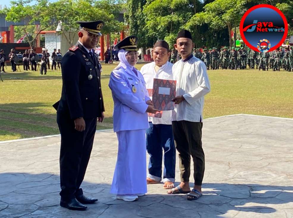 Karutan Sumenep Ridwan Susilo, Amd, IP, MM Saat mendampingi Wabup Hj Dewi Khalifah, SH, MH, MPdi Menyerahkan Remisi Secara Simbolis Kepada Narapidana di Saat HUT RI ke-79, Sabtu (17/08/2024)
