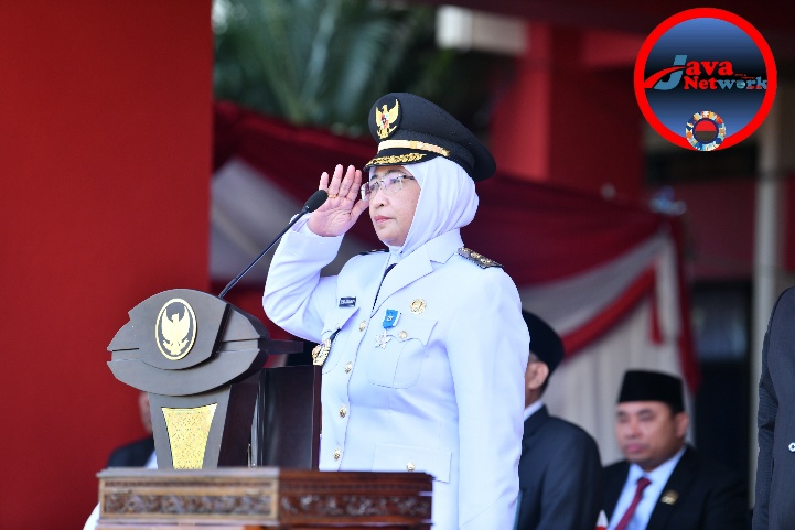 Wabup Sumenep Hj Dewi Khalifah SH MH MPdi Saat Jadi Irup Peringatan HUT Kemerdekaan RI ke-79 di Kantor Pemkab Sumenep, Sabtu (17/08/2024)