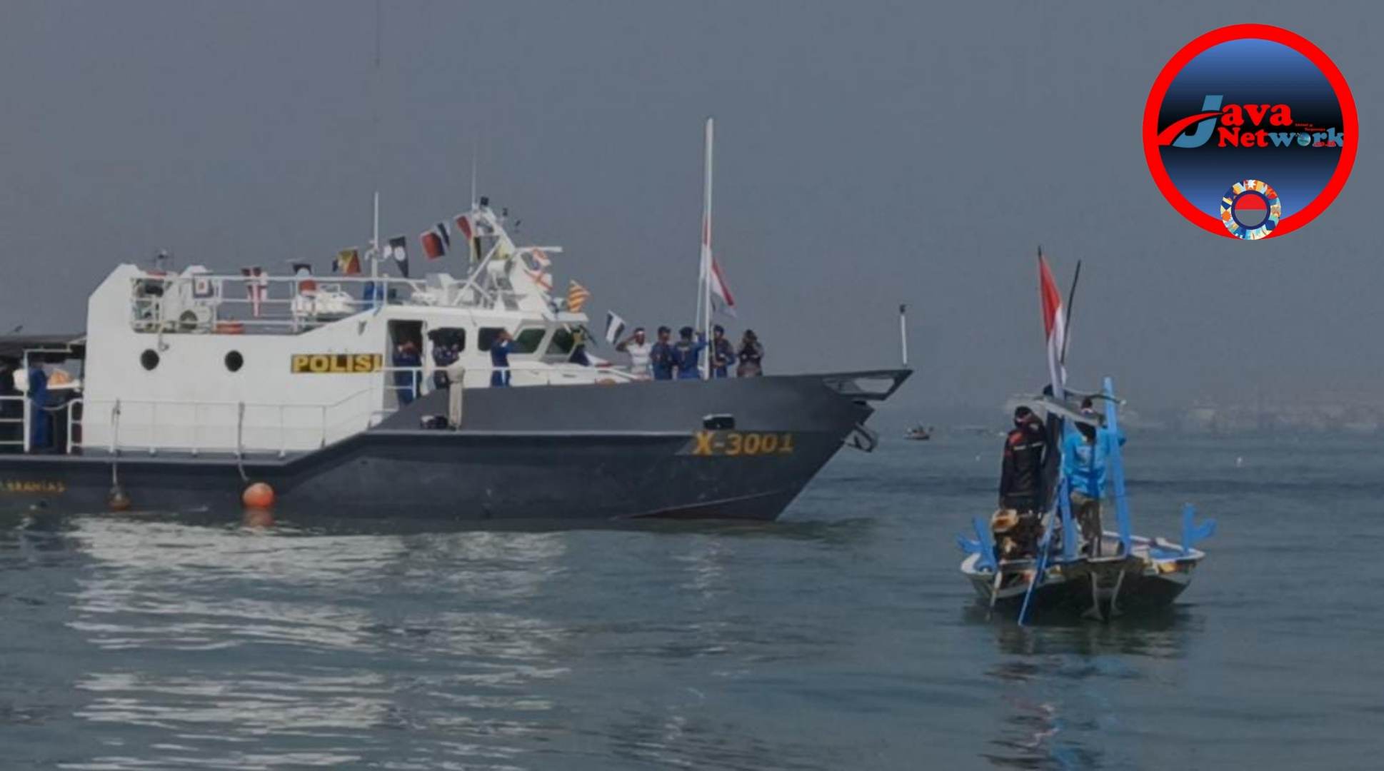 Ditpolairud Polda Jatim Bersama Nelayan Kibarkan Bendera Merah Putih di Selat Madura