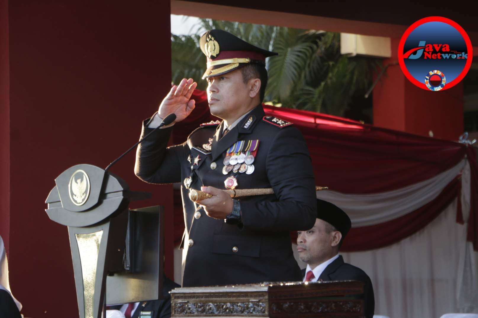 Kapolres Sumenep Saat Menjadi Irup Upacara Penurunan Bendera Merah Putih HUT RI ke-79, Sabtu (17/08/2024) Sore