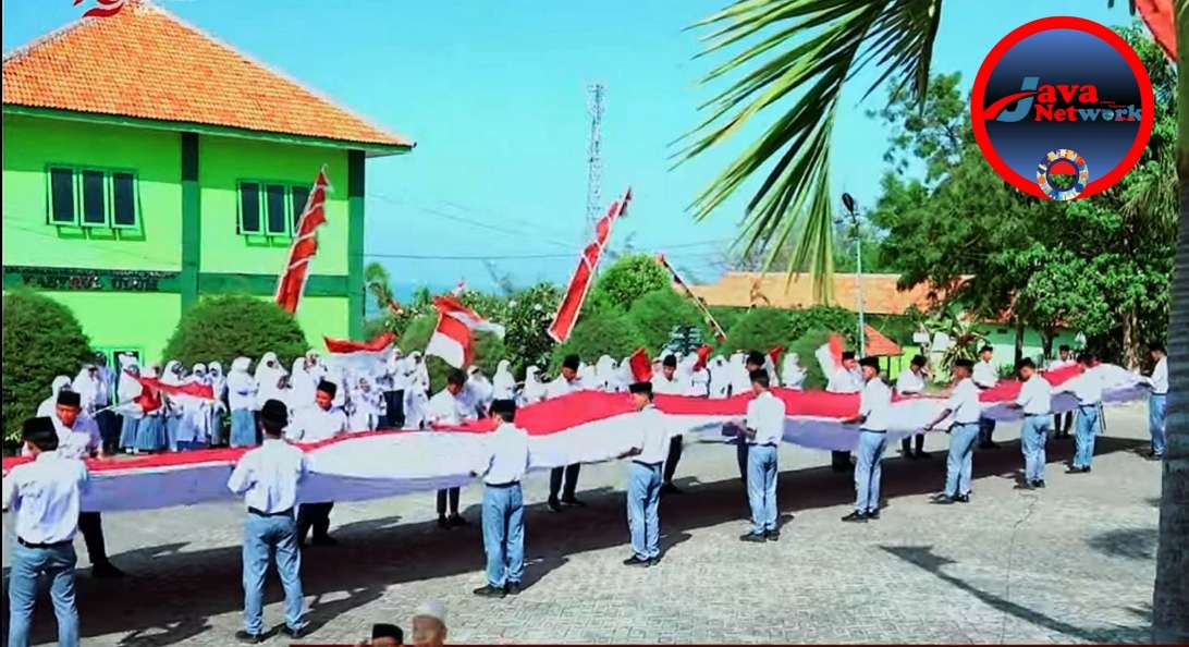 Momen HUT RI ke-79, Santri Ponpes Nasyrul Ulum Aeng Dake Bluto Bentangkan Bendera Merah Putih Raksasa, Sabtu (17/08/2024)