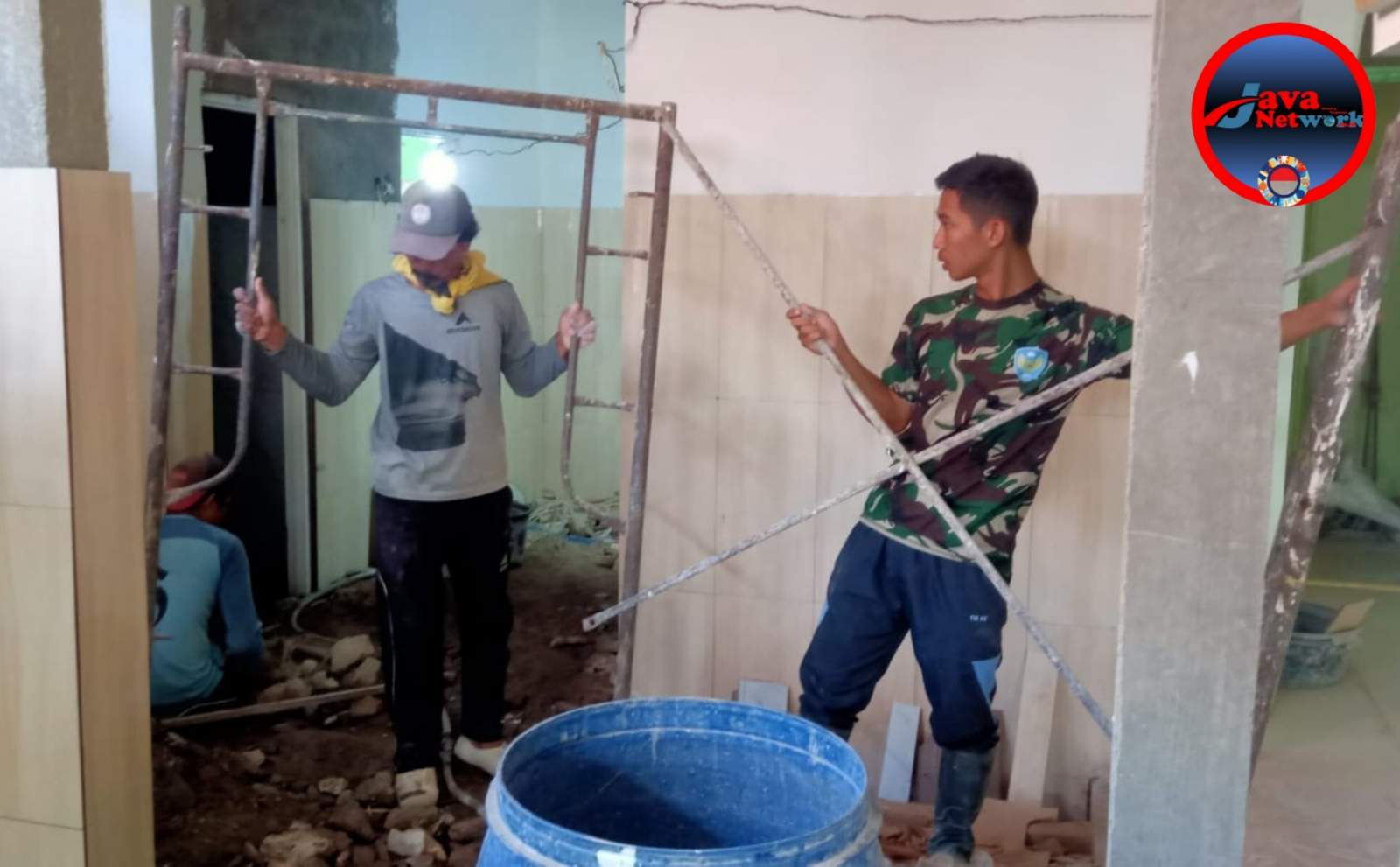 Bantu Percepat Pembangunan, Satgas TMMD 121 Kodim 0827/Sumenep Bantu Angkat Scaffolding