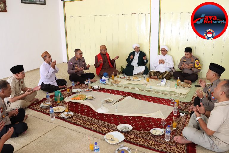 Suasana Cooling System Kapolres Sumenep AKBP Henri Noveri Santoso, SH, SIK, MM Saat Bermain Ke Ponpes Assadad Ambunten Timur KH Thoifur Aliwafa. Senin (19/08/2024)