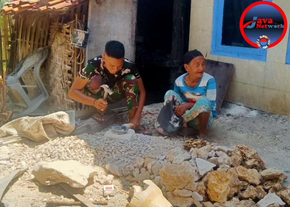 Aksi Sosial Satgas TMMD Kodim Sumenep, Bantu Warga Pecahkan Batu