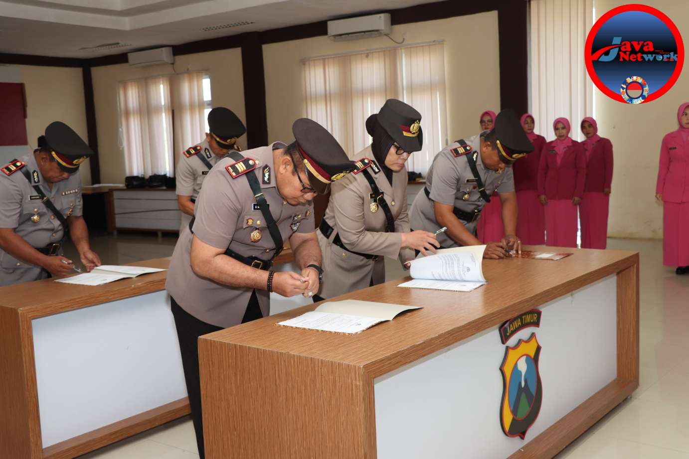 Suasana Serah Terima Jabatan Dua Kasat Dan Dua Kapolsek Di Lingkungan Polres Sumenep, Selasa (20/08/2024)