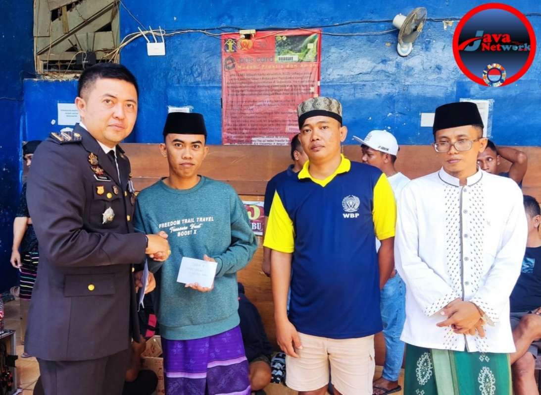 Kepala Sub Seksi Pelayanan Tahanan Rutan Kelas IIB Sumenep Teguh Donni Efendi SH Saat Menyerahkan Hadiah Bagi Pemenang Lomba-lomba Peringatan Hari Pengayoman dan HUT RI ke-79 di Rutan Sumenep 