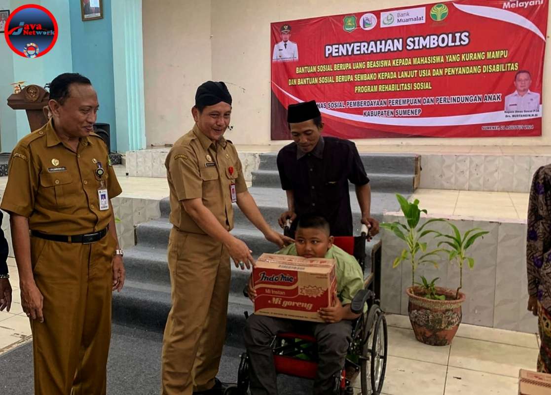 Kepala Dinsos P3A Sumenep Mustangin Menyerahkan Sembako Secara Simbolis Kepada Kaum Lansia dan Disabilitas dan Beasiswa Kepada Mahasiswa, Selasa (20/08/2024)