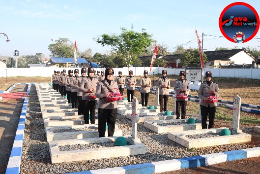 Polwan Sumenep Saat Mengunjungi TMP Jokotole Pandian Sumenep Dalam Memperingati HUT Polwan ke-76. Kamis (22/08/2024)
