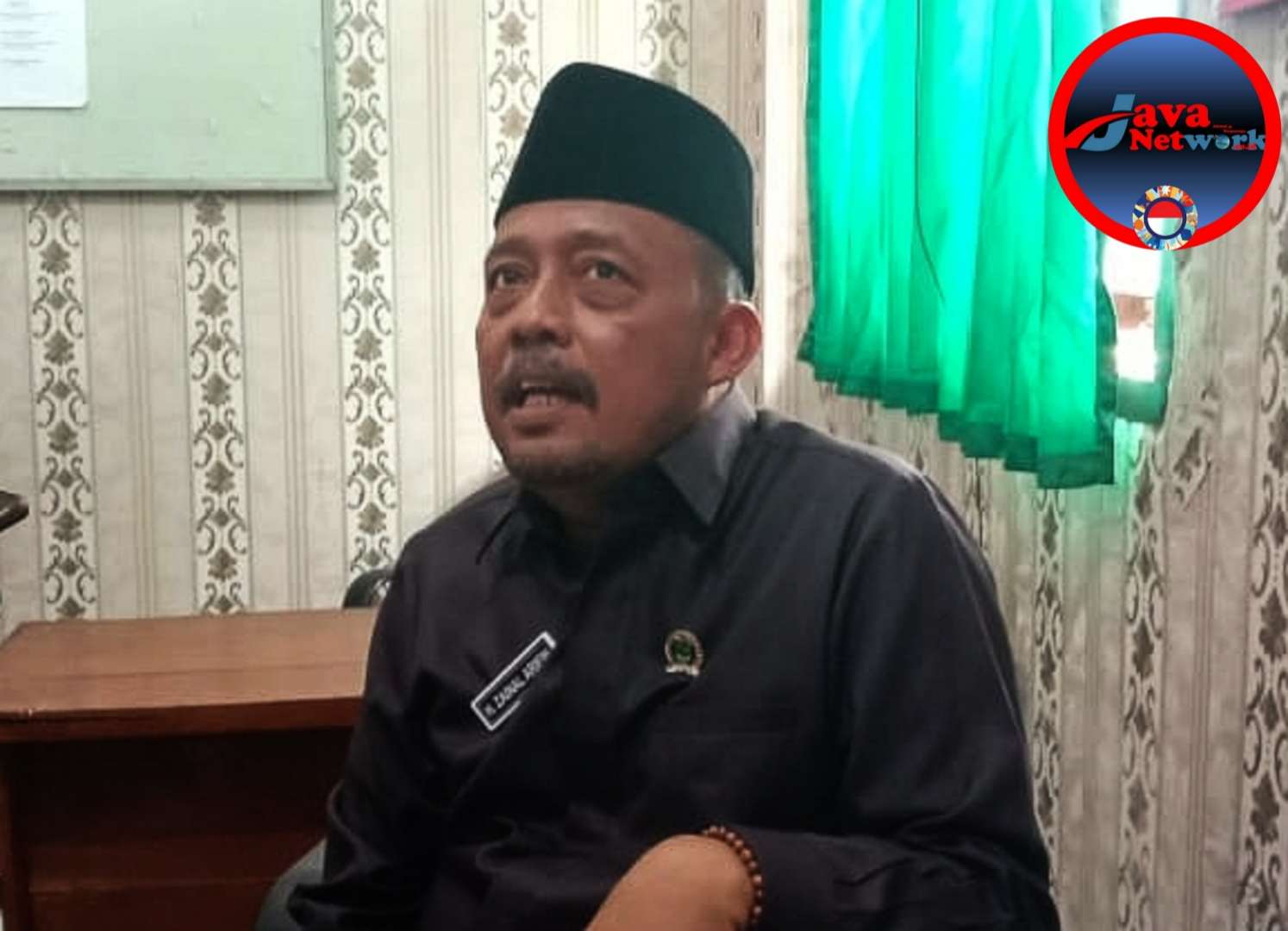 Ketua Sementara DPRD Sumenep, H. Zainal Arifin Saat Diwawancarai Awak Media Diruang Kerjanya.