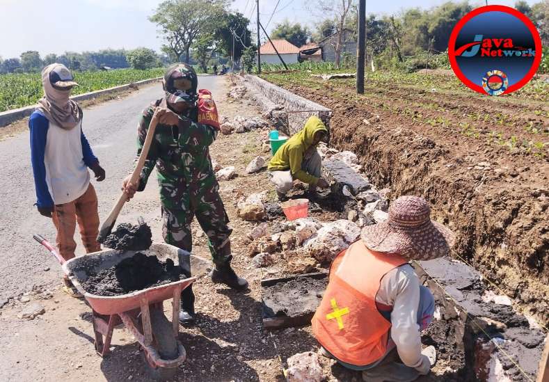 Karbak Irigasi, Dilaksanakan Babinsa 0827/07 Guluk Guluk Bersama Masyarakat. Sabtu (24/08/2024