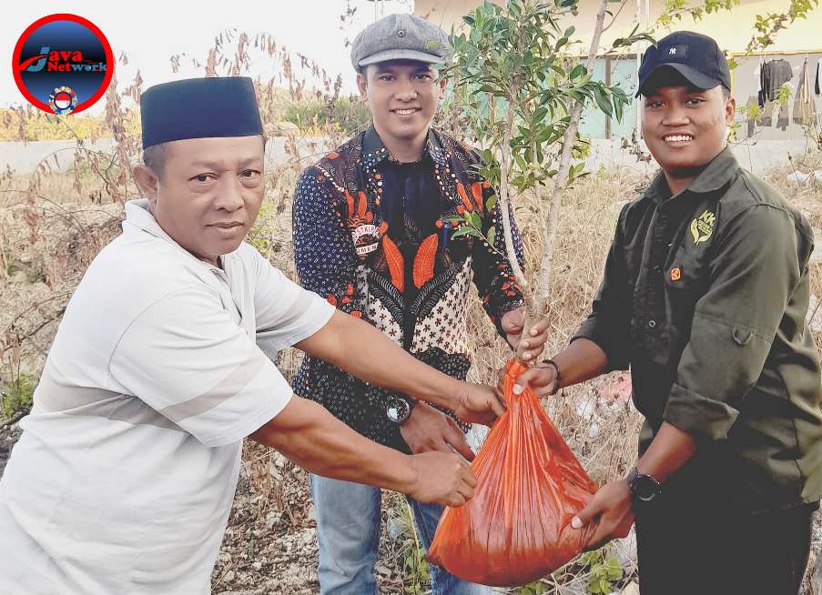 Koordes KKN Posko 22 STKIP PGRI Sumenep Fathor Rosy Saat Memberikan Bibit Pohon Beringin Kepada Perangkat Desa Waru Barat Kecamatan Waru Kabupaten Pamekasan Sebagai Tanda Kenangan di Acara Pra Penutupan KKN. Sabtu (24/08/2024)