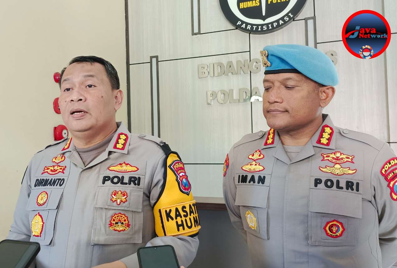 Kabid Humas Polda Jatim Kombes Pol Dirmanto dan Kabid Propam Polda Jatim Saat Memberikan Konferensi Pers nya, Senin (26/08/2024)