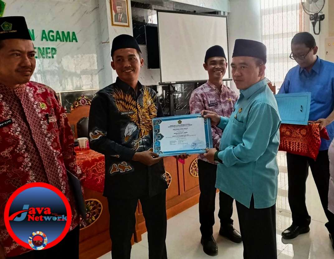 Kepala Kemenag Sumenep Abdul Wasid MPd Saat Menyerahkan Secara Simbolis Sertifikat Arah Kiblat Masjid dan Mushalla kepada Perwakilan Masjid dan Musholla yang Ada Di Kabupaten Sumenep, Senin (26/08/2024)