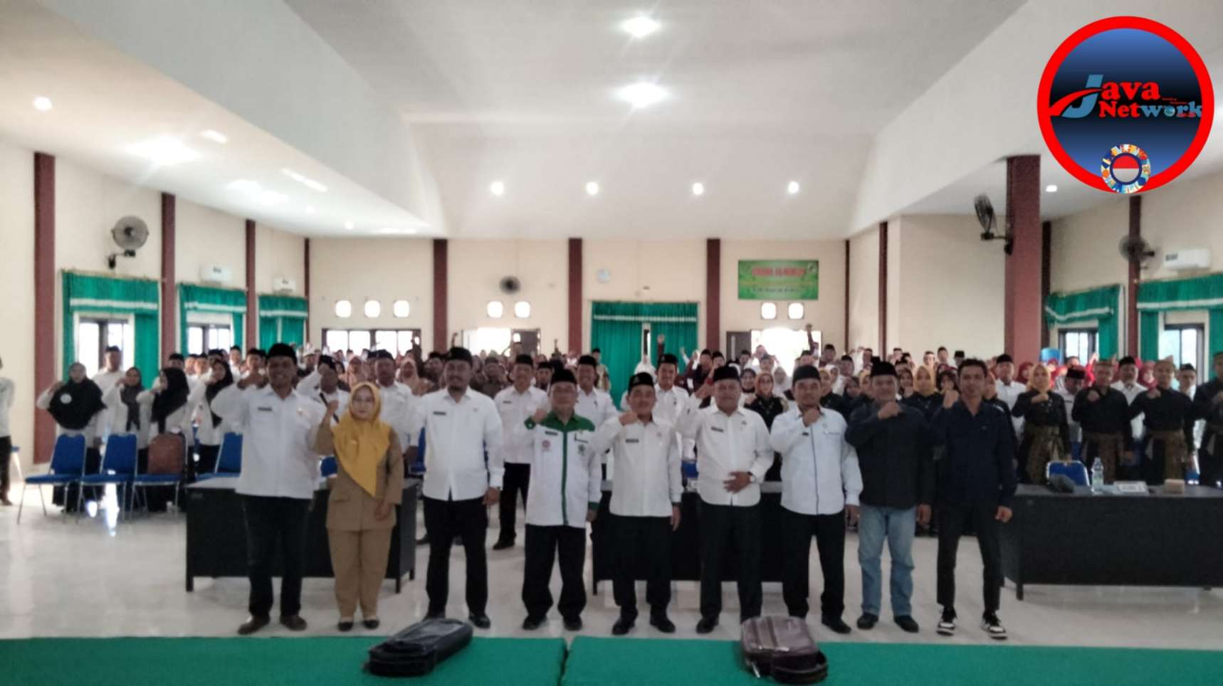 Foto Bersama Kepala Kemenag Sumenep Abdul Wasid Bersama Para Peserta Lomba Paduan Suara