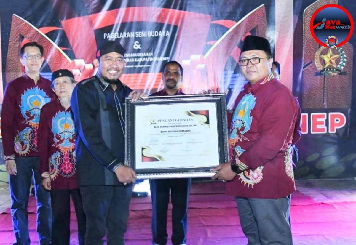 Bupati Sumenep Achmad Fauzi Wongsojudo Saat Menerima Penghargaan Tokoh Moderasi Beragama dari Ketua FKUB Sumenep, KH. Zeini Qusyairi, Senin (26/08/2024) malam