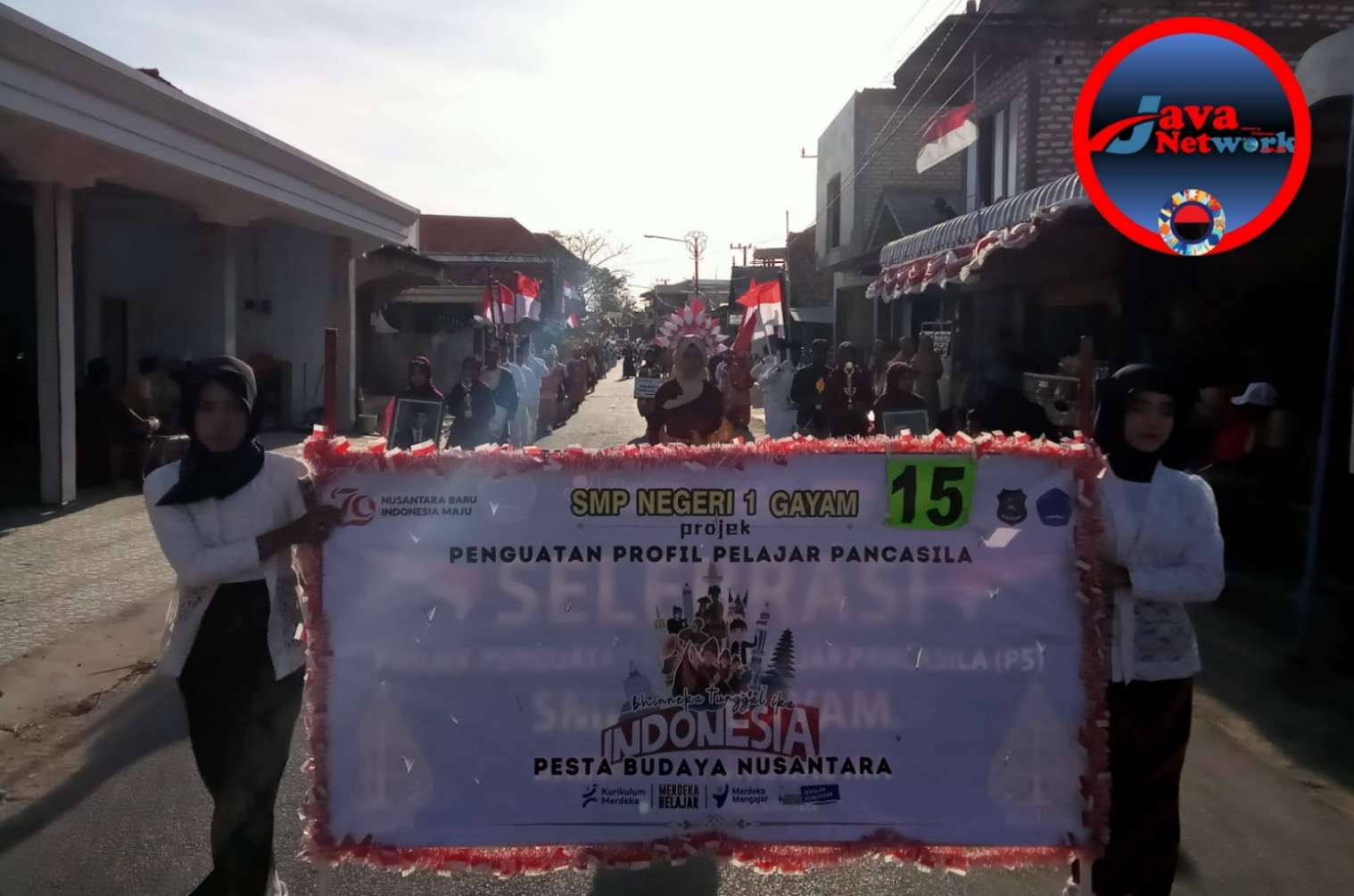 Kontingen SMPN 1 Sepudi Saat Mengikuti Acara Pawai Carnaval Tutup Semarak Dirgahayu HUT RI ke-79 di Kecamatan Sepudi. Selasa (27/08/2024)