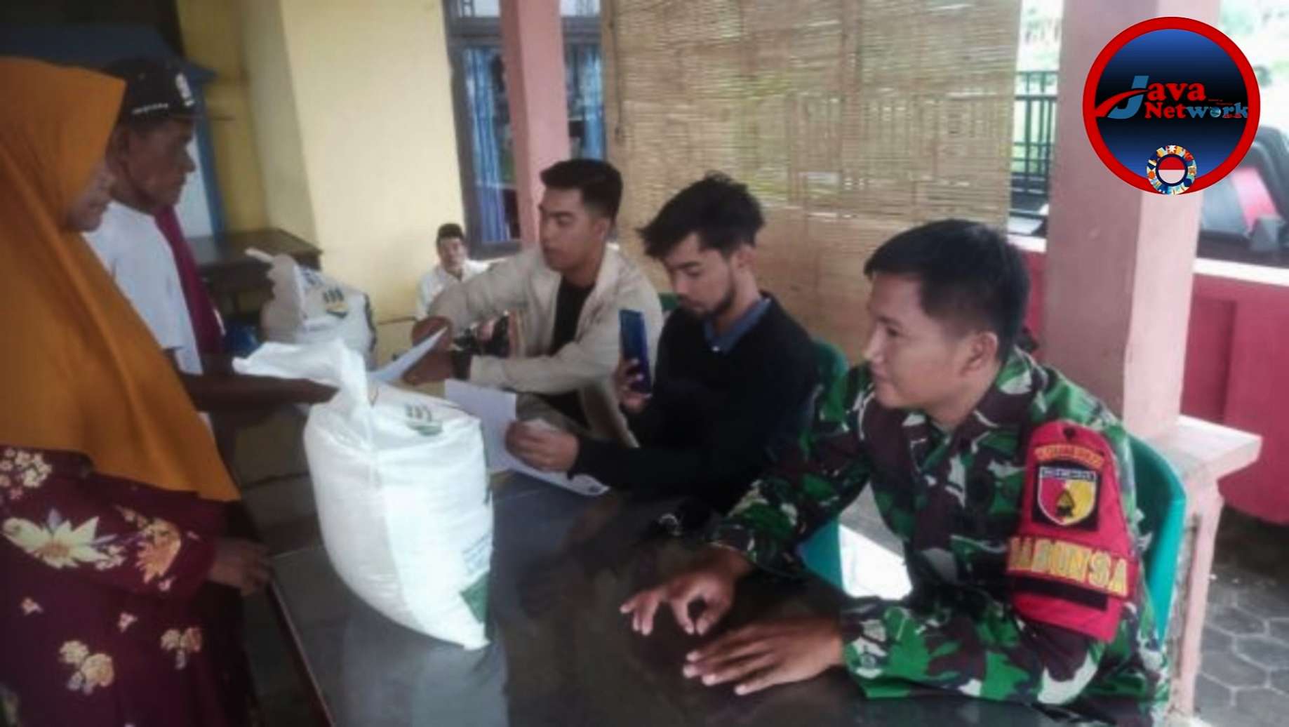 Babinsa Koramil 0827/01 Kota Dampingi Penyaluran Bantuan Beras di Desa Batuan