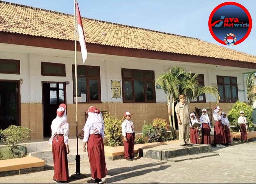 SDN Panaongan III Kecamatan Pasongsongan Gelar Apel Upacara Pengibaran Bendera Merah Putih Setengah Tiang 