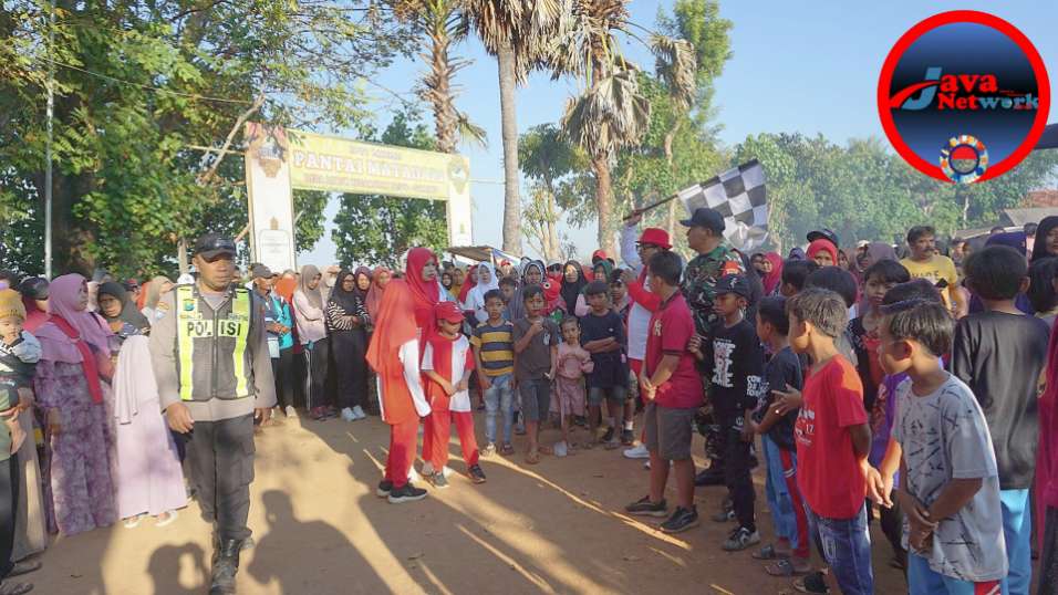 Kepala Desa Lobuk Moh Saleh didampingi Ketua TP PKK Yusnayati, saat melepas peserta JJS momentum HUT kemerdekaan ke-79 Republik Indonesia, di wisata spot pancing pantai matahari.