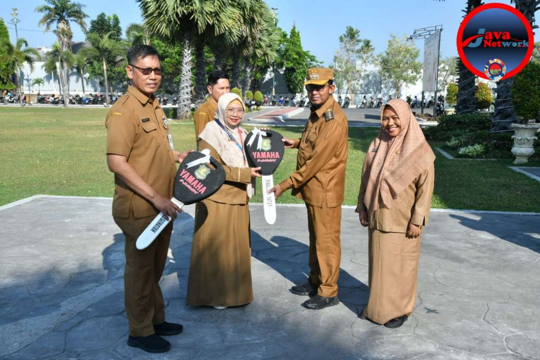 Bupati Sumenep Dr. H. Achmad Fauzi Wongsojudo, SH, MH Didampingi Kepala Dinkes P2KB Saat Memberikan Secara Simbolis Motor Pusling Kepada Tiga Kepala Puskesmas di Sumenep, Senin (02/09/2024)