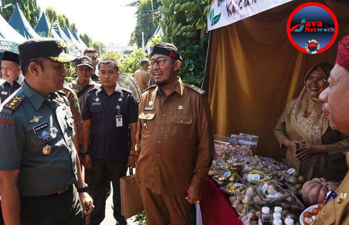 Bersama Bupati Sumenep Dr. H. Achmad Fauzi Wongsojudo, SH, MH Dandim Letkol Inf Yoyok Wahyudi, SIP, MHan Saat Mengunjungi Bazar Tani
