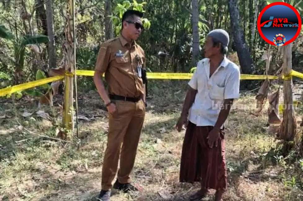 Kabag Perekonomian dan SDA Setdakab Sumenep Dadang Dedy Iskandar Saat Meninjau Lokasi Penemuan Sumur Bor Berbau Minyak Tanah di Desa Batang-Batang Laok Kecamatan Batang-Batang