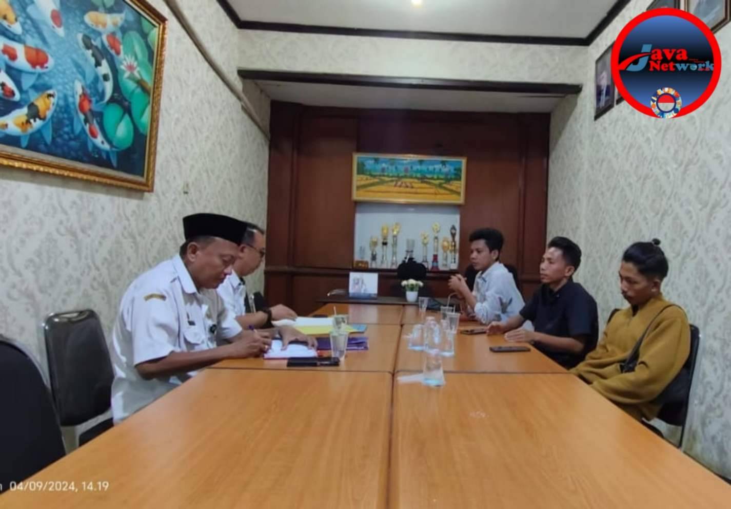 Suasana Audensi Yang Digelar Aktivis ALARM di Aula Dinsos P3A Kabupaten Sumenep