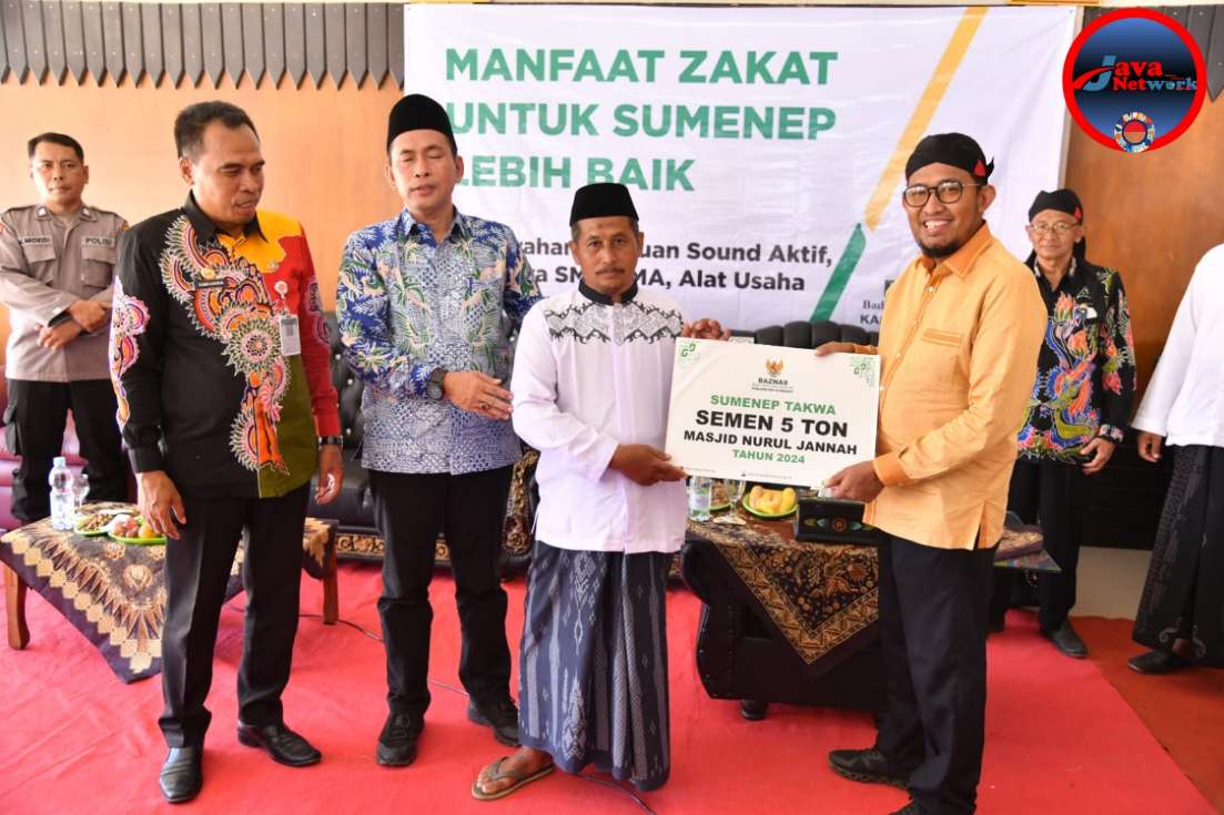 Bupati Sumenep Dr. H. Achmad Fauzi Wongsojudo, SH, MH Didampingi Baznas Saat Memberikan Bantuan Secara Simbolis kepada Penerima di Pendopo Kecamatan Gapura, Kamis (05/09/2024)