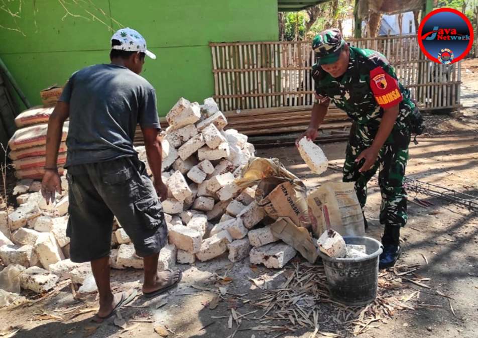Ringankan Beban Warga, Anggota Koramil 0827/23 Giligenting Bantu Angkat Bata, Jum'at (06/09/2024)