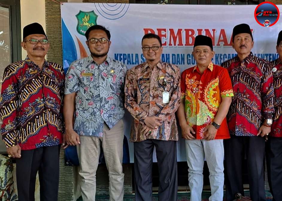 Kabid Guru dan Tenaga Kependidikan (GTK) Disdik Sumenep Akhmad Fairusi, SPd, M.AP Foto Bersama Pengawas Sekolah dan KKKS Kecamatan Lenteng, Sabtu (07/09/2024)