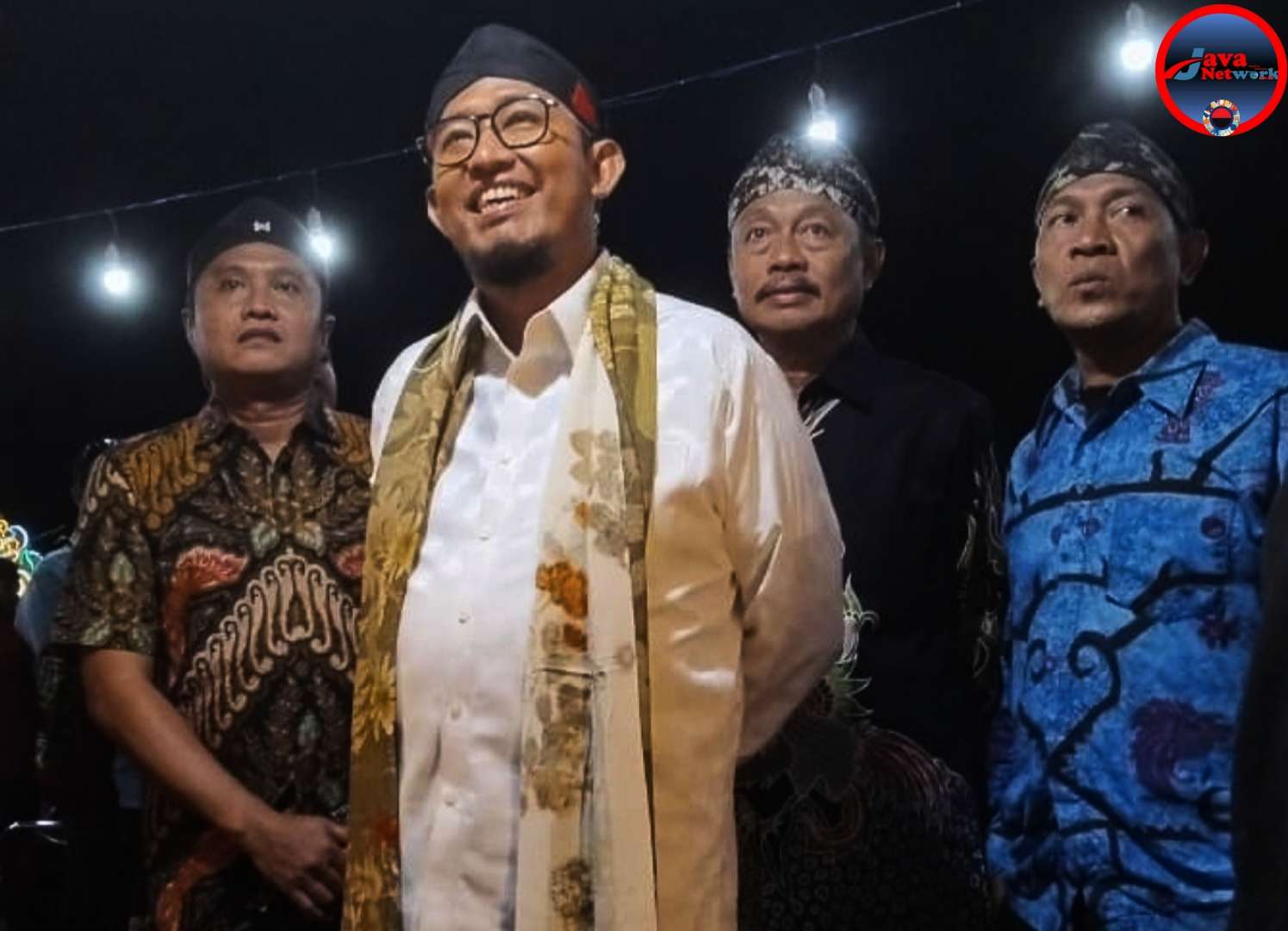 Kepala Bapenda Sumenep Faruk Hanafi, S.Sos, MSi Saat Mendampingi Bupati Dr. H. Achmad Fauzi Wongsojudo, SH, MH Meninjau Stand Bapenda Sumenep 