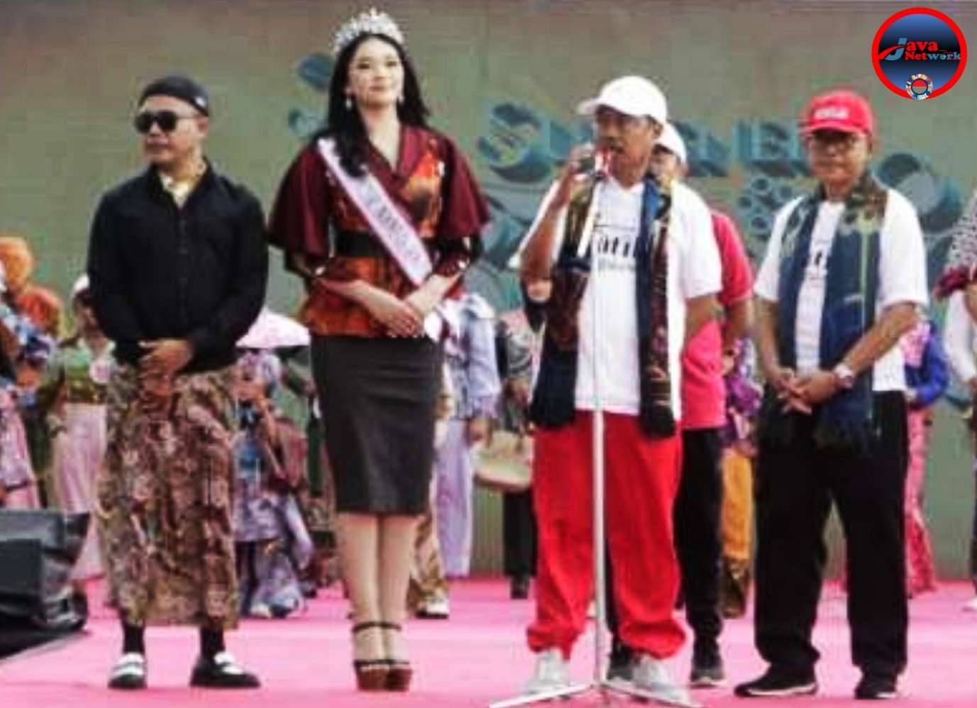 Sekdakab Sumenep Ir Edy Rasyadi Didampingi Runner Up Putri Indonesia Jawa Timur Phinta Mutiara Kusuma Simangunsong di Pembukaan Festival Fashion Show Batik Festival 2024. Minggu (08/09/2024)